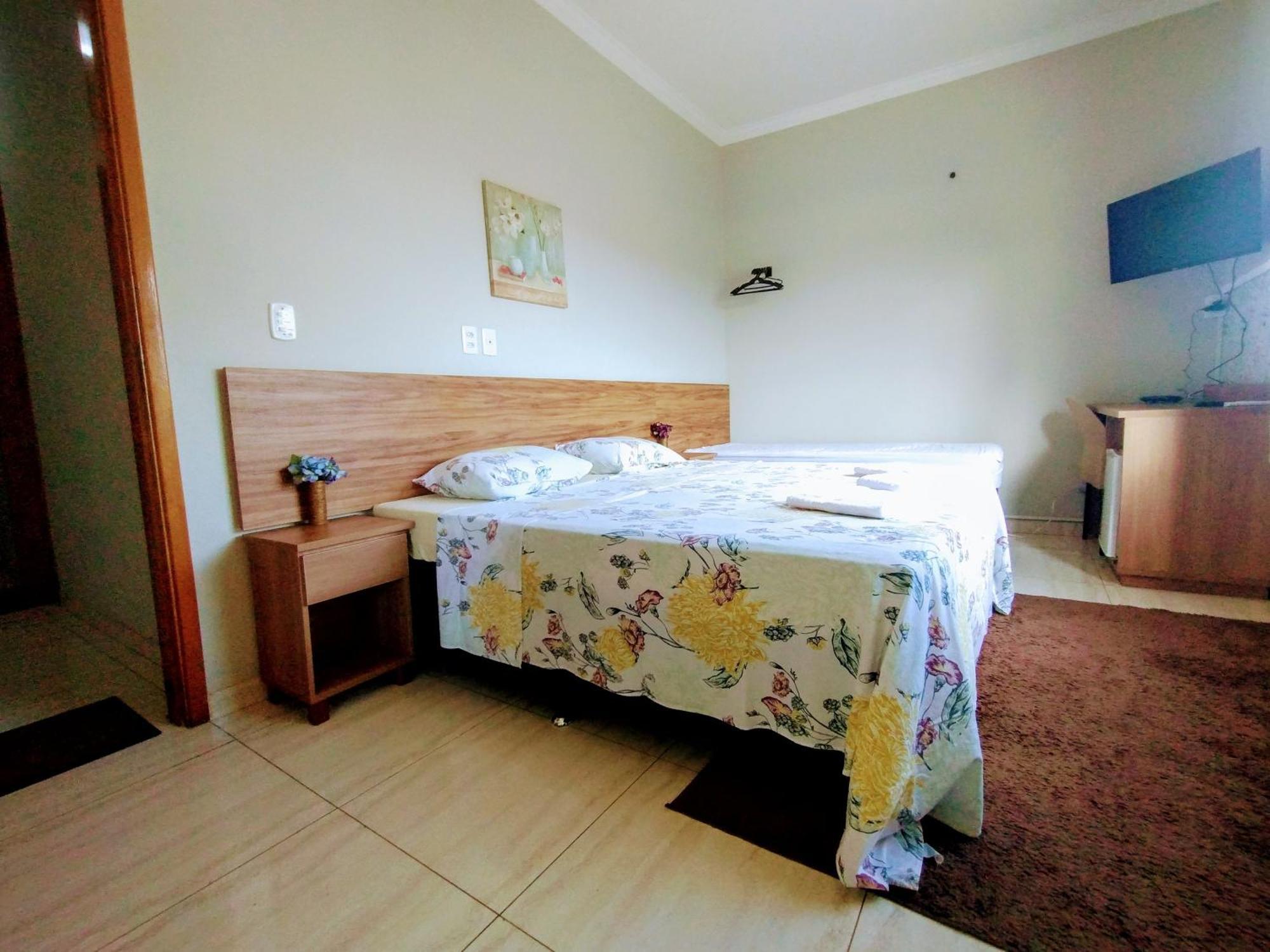 Pouso Oliveira Suites Сан-Жуан-Батіста-ду-Глорія Екстер'єр фото